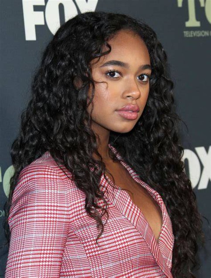 Chandler Kinney: Unpacking the Journey of a Rising Star in Hollywood Today