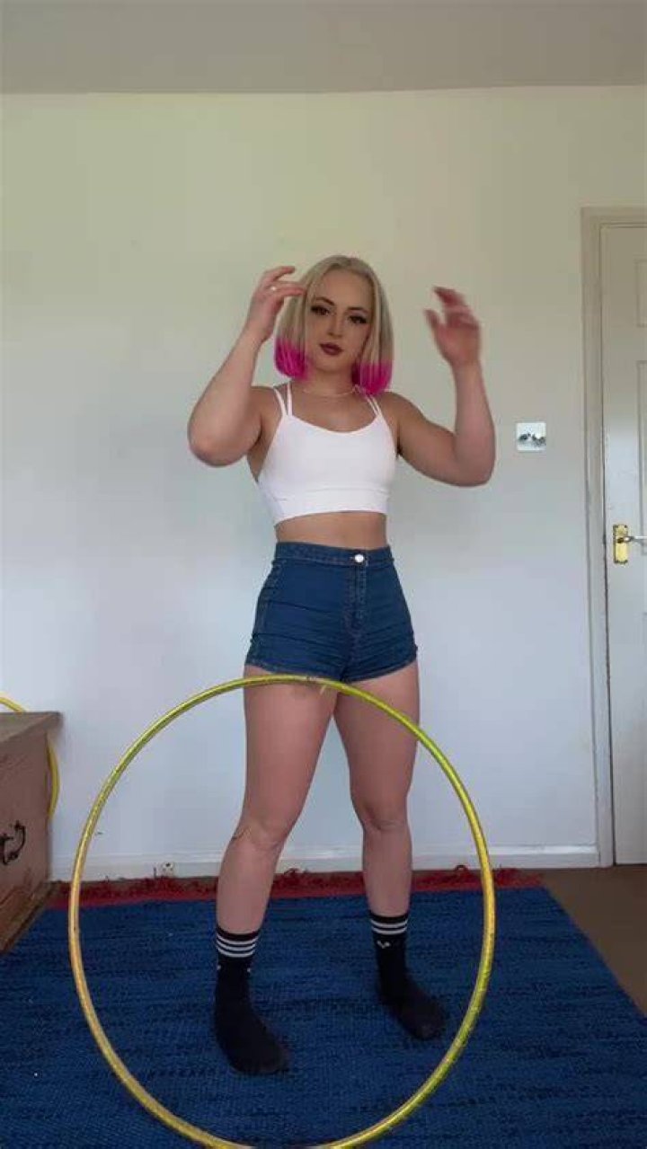 Discovering Hoopsydaisy: The Hoop Girl Who Charms the Internet