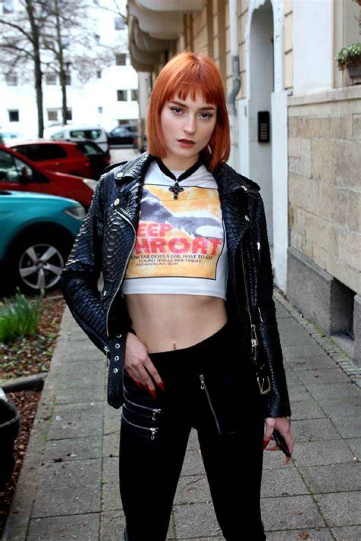 Dolly Dyson: Uncovering the Online Community and Content