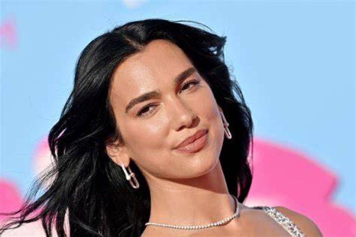 Dua Lipa Leeftijd: Hoe Oud is de Popster Nu?