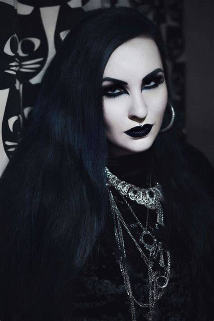 Embracing the Goth Mommy Aesthetic: Style, Subculture, and Parenting