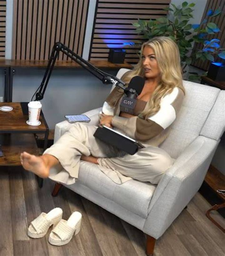 Exploring mandysacs: A Look at Amanda Saccomanno's Journey from the Ring to Online Content