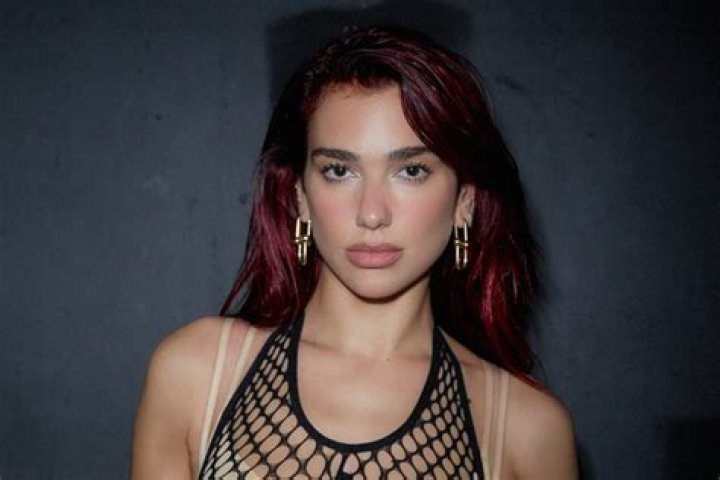 ¿Quién es Dua Lipa? Un Viaje a Través de la Vida de una Estrella Global