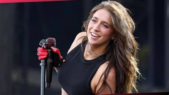 Tate McRae: The Rising Star of Pop and Controversy in the Digital Age